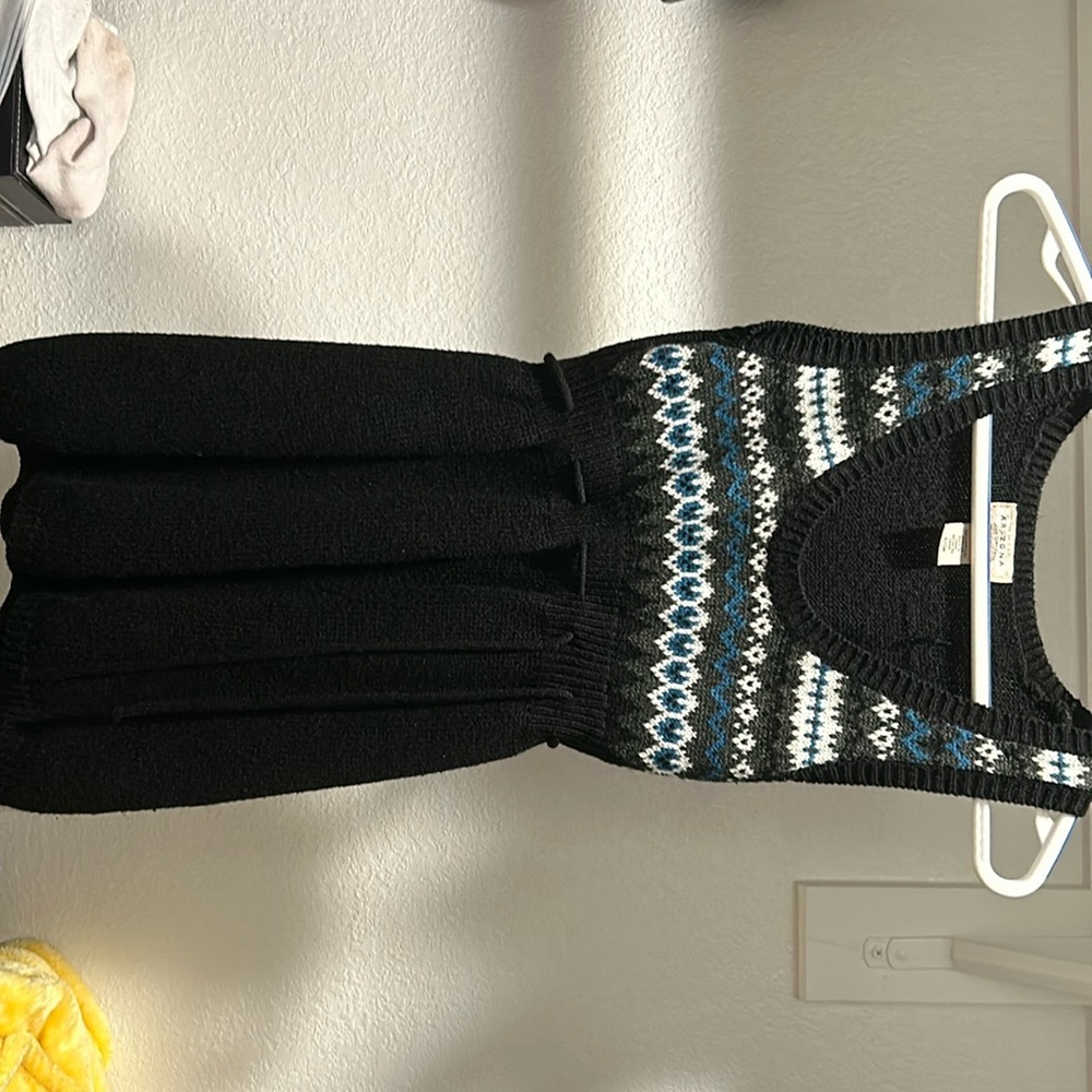 Sweater vest with cinched waist tie